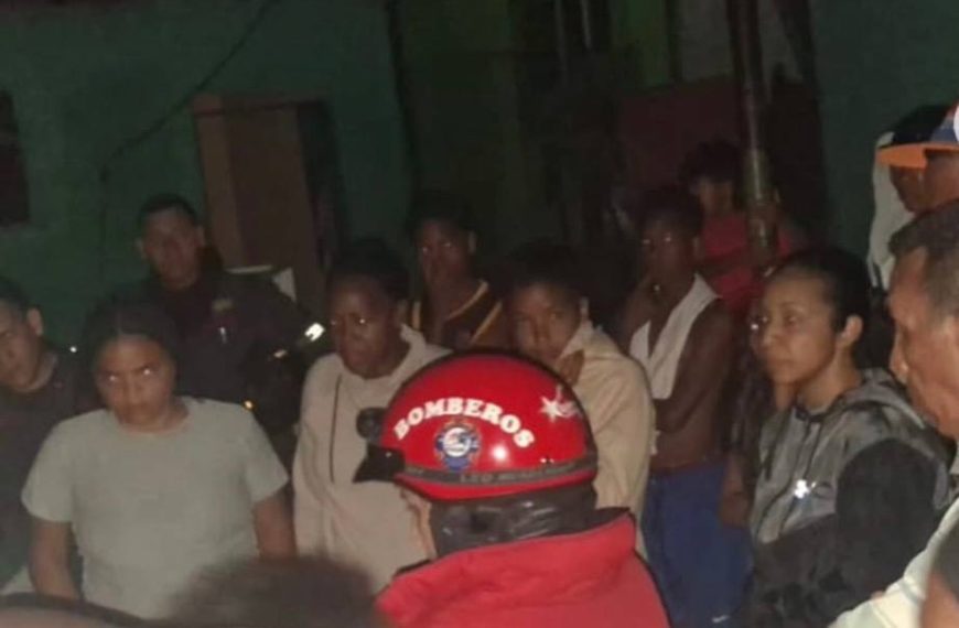(VENEZUELA) BOMBEROS DESALOJAN 4 CASAS TRAS COLAPSO ESTRUCTURAL EN SAN AGUSTÍN DEL SUR