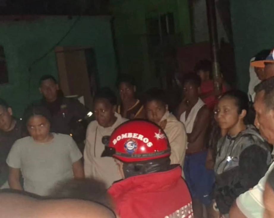 (VENEZUELA) BOMBEROS DESALOJAN 4 CASAS TRAS COLAPSO ESTRUCTURAL EN SAN AGUSTÍN DEL…