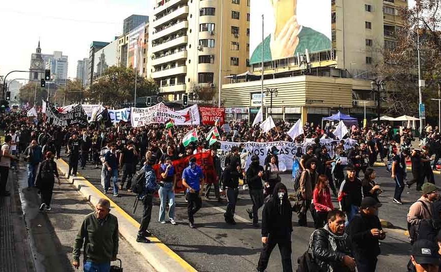 (CHILE) MULTITUDINARAIAS MARCHAS SE REALIZAN EN EL PAÍS ANTE EVENTUALES RECORTES EN LA EDUCACIÓN