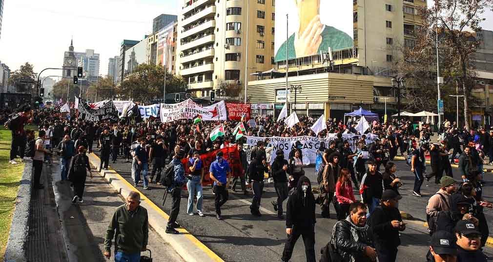 (CHILE) MULTITUDINARAIAS MARCHAS SE REALIZAN EN EL PAÍS ANTE EVENTUALES RECORTES EN&hellip;