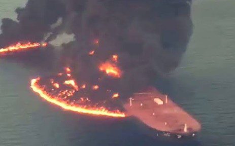 (IRÁN) SUPERPETROLERO IMPACTA UNA MINA Y TERMINA EN LLAMAS