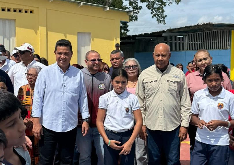 (VENEZUELA) GOBERNADOR DE LARA Y VICEMINISTRO DE EDUCACIÓN ENTREGARON LA REHABILITACIÓN Y DOTACIÓN DE LA «UNIDAD EDUCATIVA ESTADAL JUAN LANDAETA» 