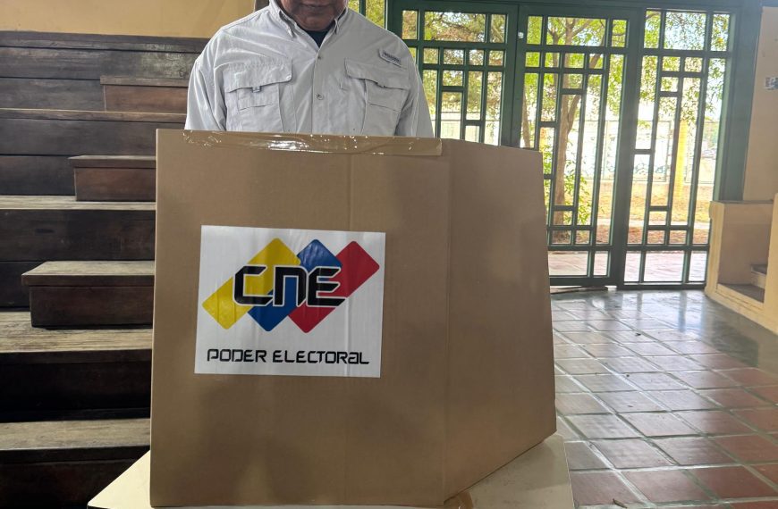 (VENEZUELA) GOBERNADOR REYES REYES EJERCIÓ SU VOTO EN LA CONSULTA NACIONAL POPULAR 2026