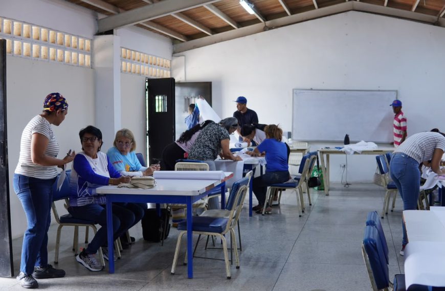 (VENEZUELA) APRENDER PARA EMPRENDER: FAMILIAS DE SANTA ROSA SE CAPACITAN DE FORMA GRATUITA EN PANADERÍA Y COSTURA A TRAVÉS DEL FUMDES