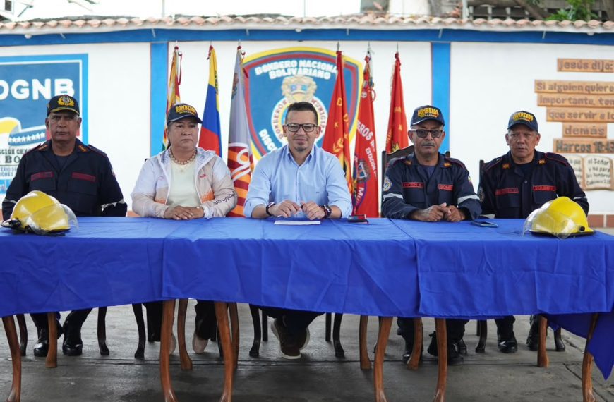(VENEZUELA) ALCALDE YANYS AGÜERO ASCIENDE A 43 FUNCIONARIOS BOMBERILES Y ENTREGA AMBULANCIA COMPLETAMENTE REHABILITADA Y OPERATIVA