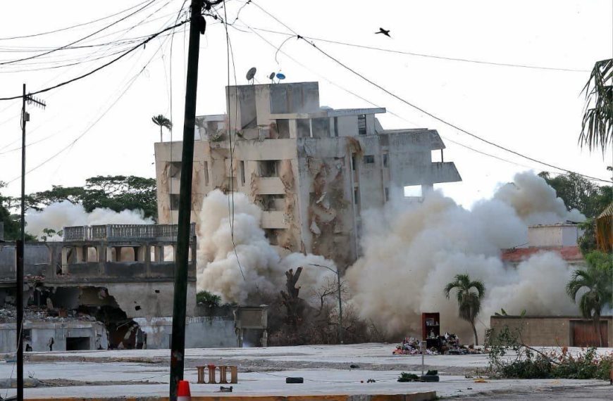 (VENEZUELA) EJECUTAN DEMOLICIÓN CONTROLADA EN TANAGUARENA
