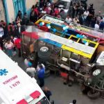 (ECUADOR) UN CAMIÓN CON DECENAS DE ESTUDIANTES SE VOLCÓ EN PLENO FESTEJO DE GRADUACIÓN