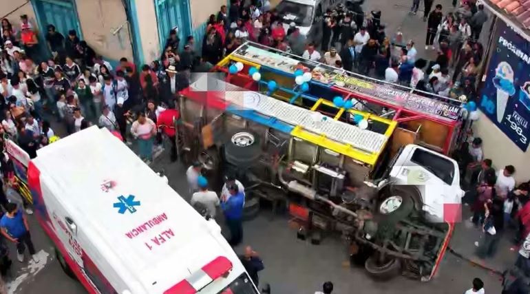 (ECUADOR) UN CAMIÓN CON DECENAS DE ESTUDIANTES SE VOLCÓ EN PLENO FESTEJO…