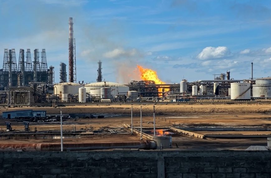 (VENEZUELA) PDVSA CONFIRMA ROTURA DE GAS COMO CAUSA DEL INCENDIO EN LA REFINERÍA CARDÓN