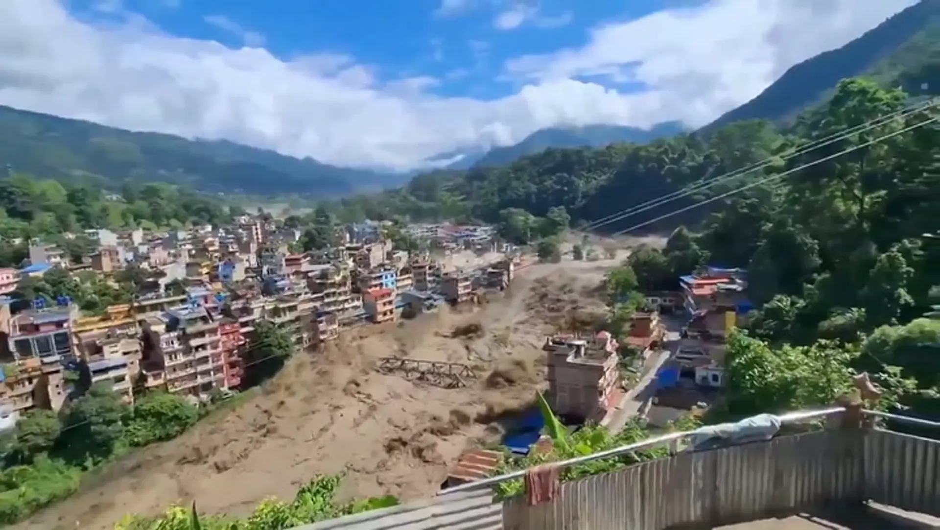 (NEPAL) NUEVAS INUNDACIONES DEJAN DESAPARECIDOS Y GRAVES PÉRDIDAS MATERIALES (+VIDEO)