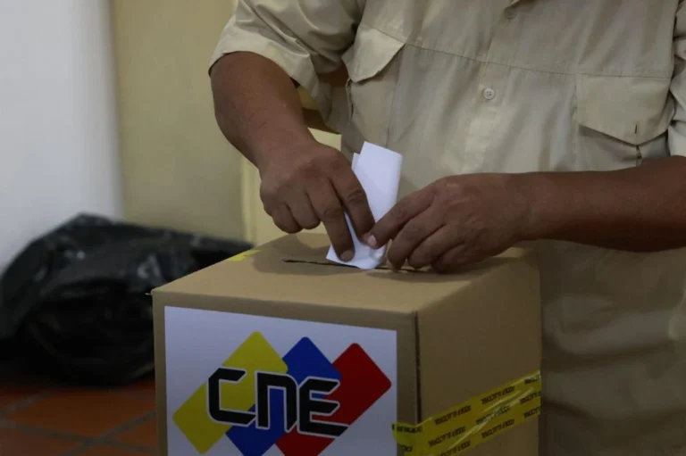 (VENEZUELA) CIUDADANOS ACUDEN A LAS URNAS ELECTORALES PARA ELEGIR PROYECTOS COMUNALES